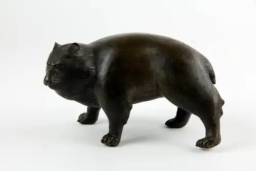 Figur, Japan, Meiji-Zeit (1868-1912), Bronze, Tanuki (Marderhund), signiert, schöne plastische Ausformung mit fein gravierten Fell. H: 9 cm, L: 17 cm.