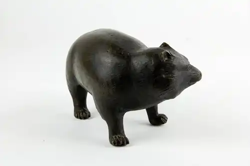 Figur, Japan, Meiji-Zeit (1868-1912), Bronze, Tanuki (Marderhund), signiert, schöne plastische Ausformung mit fein gravierten Fell. H: 9 cm, L: 17 cm.