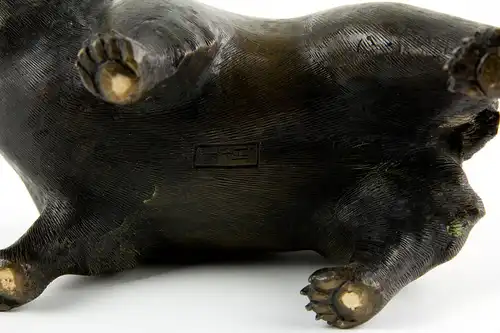 Figur, Japan, Meiji-Zeit (1868-1912), Bronze, Tanuki (Marderhund), signiert, schöne plastische Ausformung mit fein gravierten Fell. H: 9 cm, L: 17 cm.