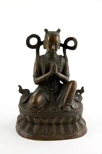 Figur, Sinotibetisch, Anf. 20. Jh., Kupfer-Bronze, ARHAT (ein Praktizierender, der nach buddhistischen Vorstellungen Gier, Hass und Verblendung vollständig abgelegt hat), seltene Darstellung und Ausformung mit schön gewachsener Patina. H: 16 cm.