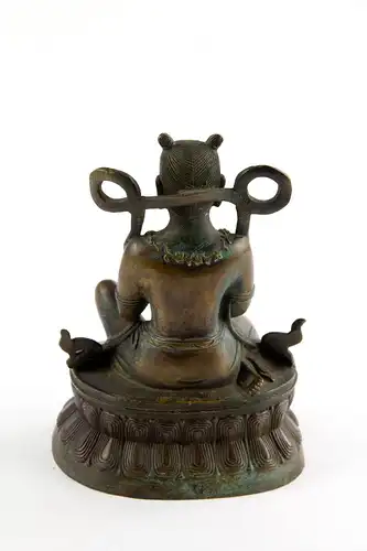 Figur, Sinotibetisch, Anf. 20. Jh., Kupfer-Bronze, ARHAT (ein Praktizierender, der nach buddhistischen Vorstellungen Gier, Hass und Verblendung vollständig abgelegt hat), seltene Darstellung und Ausformung mit schön gewachsener Patina. H: 16 cm.