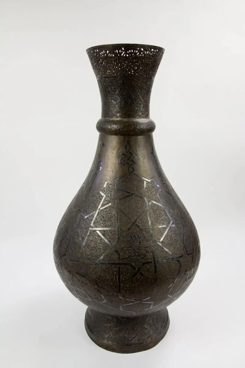Große Vase, Osmanisch, 19. Jh., Messing, reich mit durchbrochenen Ornamenten und arabischen Schriftzeichen verziert, getrieben, graviert und Silber plattiert, Gebrauchsspuren und Fehlstellen. H: 69 cm. 0