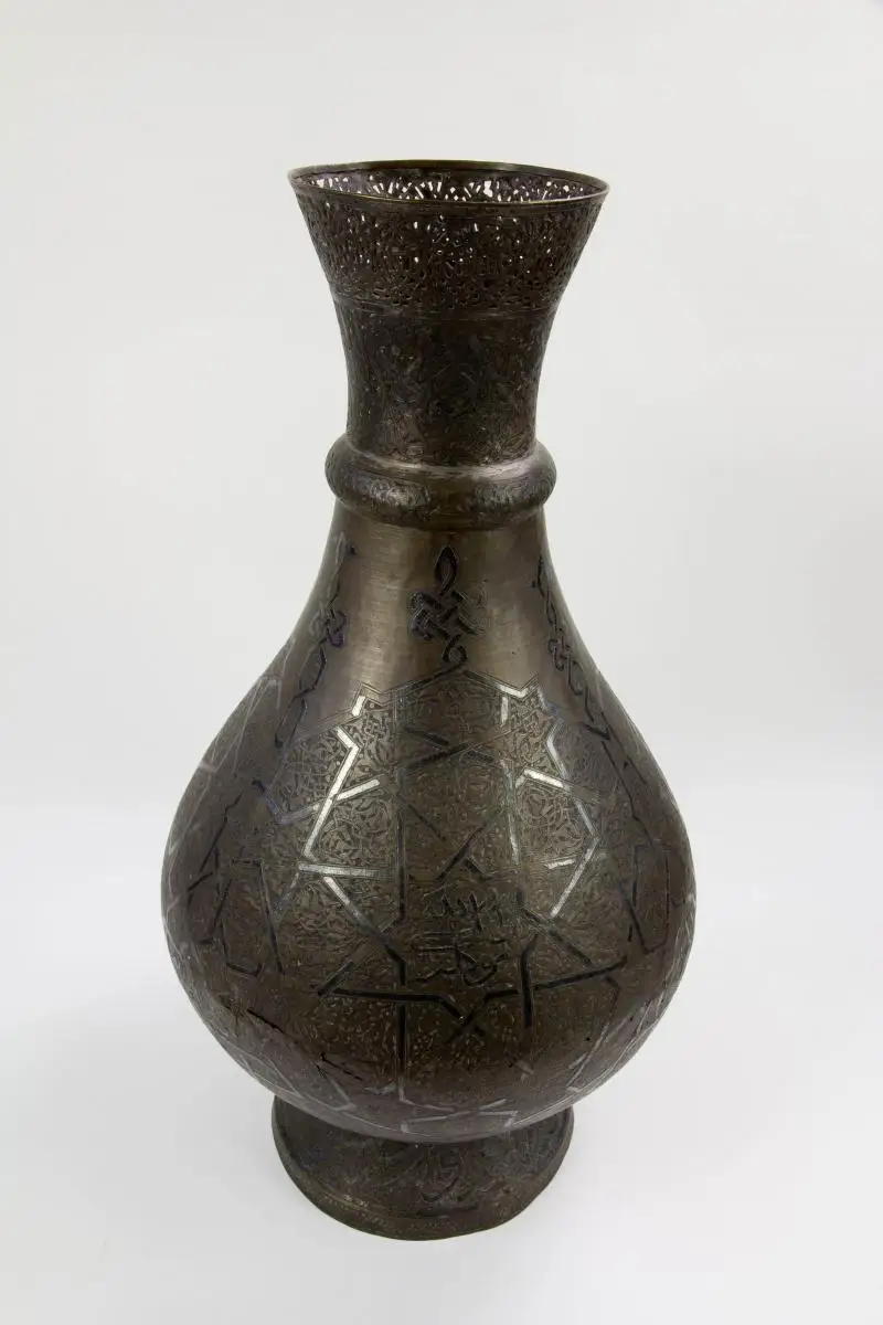 Große Vase, Osmanisch, 19. Jh., Messing, reich mit durchbrochenen Ornamenten und arabischen Schriftzeichen verziert, getrieben, graviert und Silber plattiert, Gebrauchsspuren und Fehlstellen. H: 69 cm. 1