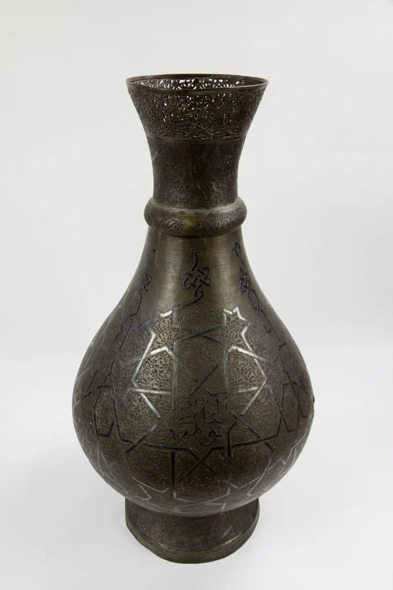 Große Vase, Osmanisch, 19. Jh., Messing, reich mit durchbrochenen Ornamenten und arabischen Schriftzeichen verziert, getrieben, graviert und Silber plattiert, Gebrauchsspuren und Fehlstellen. H: 69 cm. 2