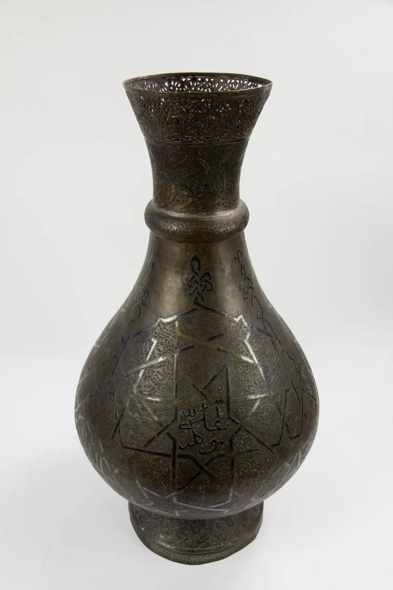 Große Vase, Osmanisch, 19. Jh., Messing, reich mit durchbrochenen Ornamenten und arabischen Schriftzeichen verziert, getrieben, graviert und Silber plattiert, Gebrauchsspuren und Fehlstellen. H: 69 cm. 3