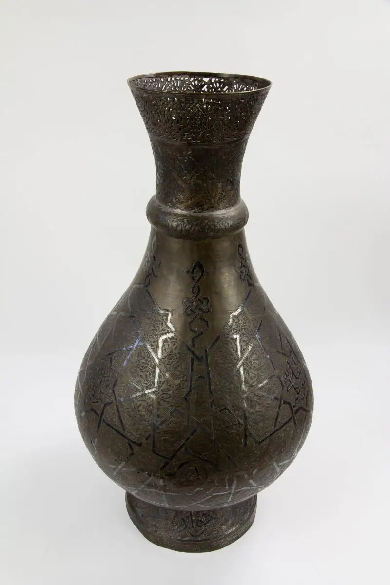 Große Vase, Osmanisch, 19. Jh., Messing, reich mit durchbrochenen Ornamenten und arabischen Schriftzeichen verziert, getrieben, graviert und Silber plattiert, Gebrauchsspuren und Fehlstellen. H: 69 cm. 4