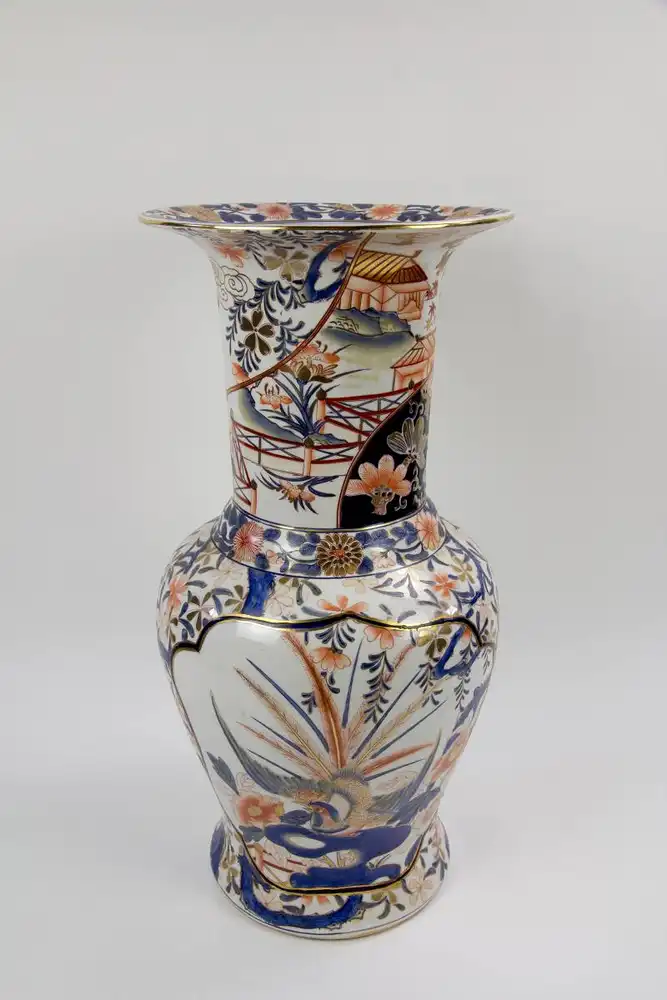 Vase, 20. Jh., Keramik, polychrom, im japanischen Stil bemalt mit Blüten und Landschaftsdarstellungen in Kartuschen, leichte Gebrauchsspuren. H: 60 cm. 0