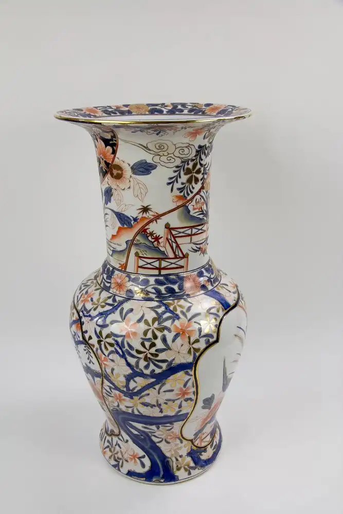 Vase, 20. Jh., Keramik, polychrom, im japanischen Stil bemalt mit Blüten und Landschaftsdarstellungen in Kartuschen, leichte Gebrauchsspuren. H: 60 cm. 1
