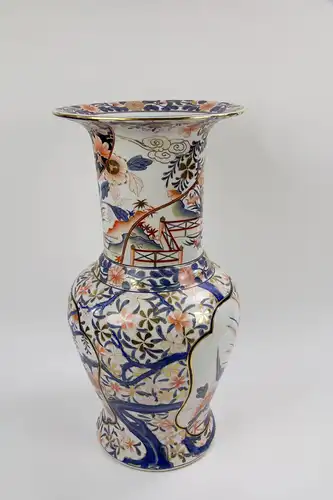 Vase, 20. Jh., Keramik, polychrom, im japanischen Stil bemalt mit Blüten und Landschaftsdarstellungen in Kartuschen, leichte Gebrauchsspuren. H: 60 cm.