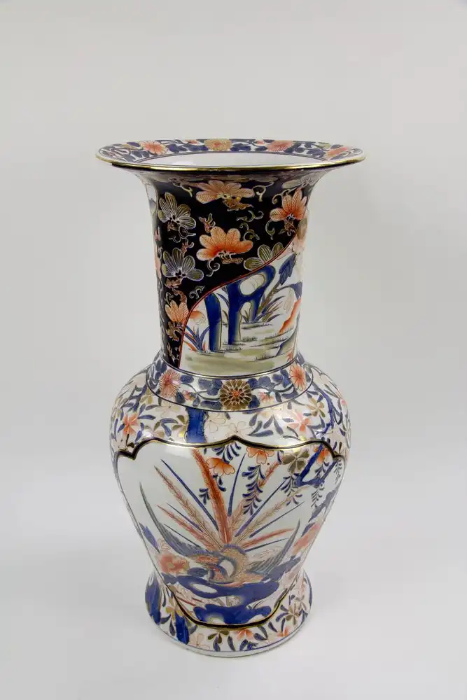 Vase, 20. Jh., Keramik, polychrom, im japanischen Stil bemalt mit Blüten und Landschaftsdarstellungen in Kartuschen, leichte Gebrauchsspuren. H: 60 cm. 2