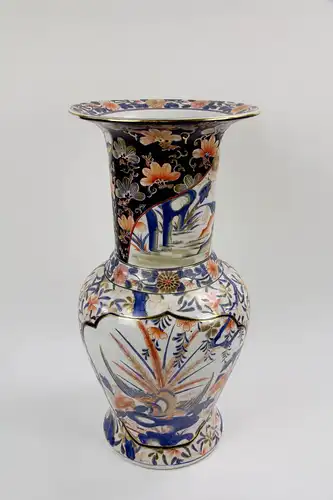 Vase, 20. Jh., Keramik, polychrom, im japanischen Stil bemalt mit Blüten und Landschaftsdarstellungen in Kartuschen, leichte Gebrauchsspuren. H: 60 cm.