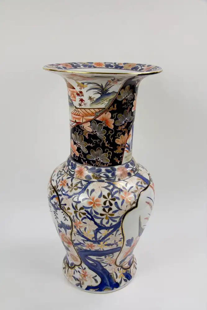 Vase, 20. Jh., Keramik, polychrom, im japanischen Stil bemalt mit Blüten und Landschaftsdarstellungen in Kartuschen, leichte Gebrauchsspuren. H: 60 cm. 3