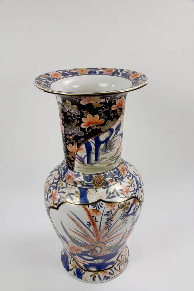 Vase, 20. Jh., Keramik, polychrom, im japanischen Stil bemalt mit Blüten und Landschaftsdarstellungen in Kartuschen, leichte Gebrauchsspuren. H: 60 cm. 4