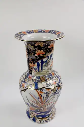 Vase, 20. Jh., Keramik, polychrom, im japanischen Stil bemalt mit Blüten und Landschaftsdarstellungen in Kartuschen, leichte Gebrauchsspuren. H: 60 cm.