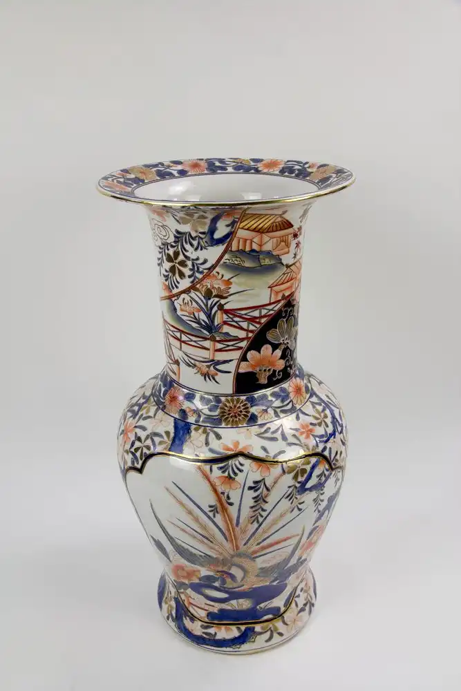 Vase, 20. Jh., Keramik, polychrom, im japanischen Stil bemalt mit Blüten und Landschaftsdarstellungen in Kartuschen, leichte Gebrauchsspuren. H: 60 cm. 5