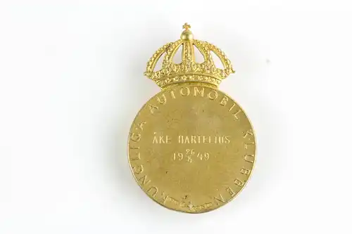 Verdienstmedaille, Schweden, Silber vergoldet, königlicher Automobilclub, Vorderseite: Portrait von Gustav V, Rückseite Umschrift, 1907-1950, Ring und Band fehlen, Tragespuren. Zustand: ss, H: 49 mm.  Medal, Sweden, silver gilt, royal automobile...