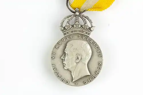 Verdienstmedaille, Schweden, Anf. 20. Jh., Silber, Reichsverband der Verteidigungshelferinnen, Vorderseite: Porträt Gustav VI Adolph, Rückseite: Buchstaben S L K, Umschrift, am Band, Zustand: ss. H: 8,5 cm.