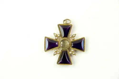 Goldkreuz, Ende 18.Jh./Anf. 19. Jh., 14 Karat Gold, Kreuzarme mit geschliffenen Amethysten, zwischen den Kreuzarmen jeweils drei Flussperlen, runde Mittelmedaillon zum Öffnen, gefüllt mit Haarlocke, sehr feine Goldschmiedearbeit und Qualität,...