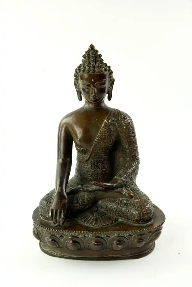 Buddha Shakyamuni – Der Weise aus dem Geschlecht der Shakya, 19./20. Jh., Kupfer-Bronze, klassische Darstellung der Erdberührung (Mudra), Bodenplatte verschlossen, sehr fein ausgearbeitet, mit schöner Patina. H: 30,5 cm. 0