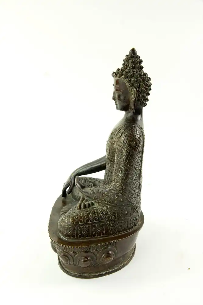 Buddha Shakyamuni – Der Weise aus dem Geschlecht der Shakya, 19./20. Jh., Kupfer-Bronze, klassische Darstellung der Erdberührung (Mudra), Bodenplatte verschlossen, sehr fein ausgearbeitet, mit schöner Patina. H: 30,5 cm. 1