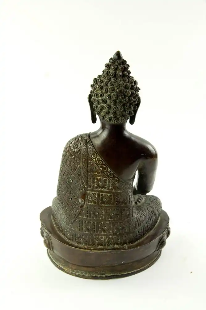 Buddha Shakyamuni – Der Weise aus dem Geschlecht der Shakya, 19./20. Jh., Kupfer-Bronze, klassische Darstellung der Erdberührung (Mudra), Bodenplatte verschlossen, sehr fein ausgearbeitet, mit schöner Patina. H: 30,5 cm. 2