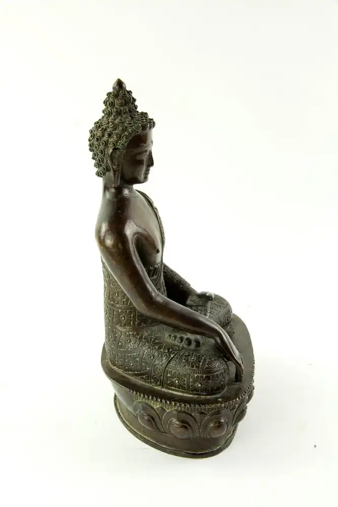 Buddha Shakyamuni – Der Weise aus dem Geschlecht der Shakya, 19./20. Jh., Kupfer-Bronze, klassische Darstellung der Erdberührung (Mudra), Bodenplatte verschlossen, sehr fein ausgearbeitet, mit schöner Patina. H: 30,5 cm. 3