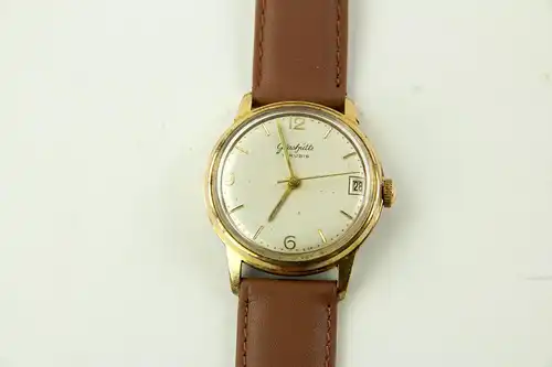 Armbanduhr, Glashütte, Mitte 20. Jh., Zifferblatt bezeichnet mit Glashütte, 17 Rubis, Datumsanzeige, Rückseite Stahlboden, bezeichnet EDELSTAHLBODEN WASSERGESCHÜTZT, Nr. 273623, Gebrauchs- und Tragespuren, komplett vom Uhrmacher überholt, neues...