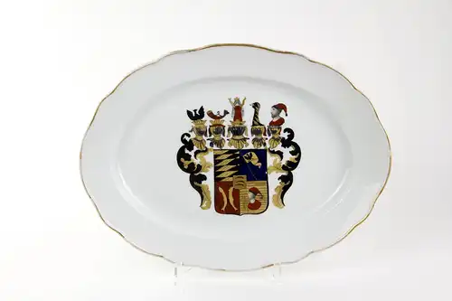 Große Vorlegeplatte, 2. Hälfte 19. Jh., gemarkt Meißen, Schwerter ausgeschliffen, verziert mit dem Wappen der Herzöge von Württemberg in feiner Malerei mit Goldradierung, wohl außerhalb der Manufaktur bemalt, Gebrauchsspuren, 39 cm x 30 cm.