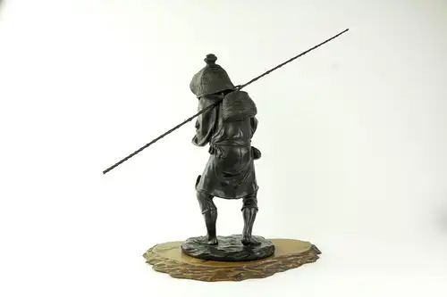 Figur, Japan, Meiji Zeit (1865-1912), Bronze, Fischer mit Strohhut, Bambusangel auf den Schultern und Korb auf dem Rücken, auf Holzsockel, absolut feine Ausformung von höchster Qualität, gemarkt, Gebrauchsspuren, H: 42 cm.