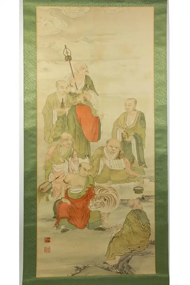 Rollbild, Japan, 20. Jh., Darstellung von 8 Mönchen/Heiligen, grüne Stoffeinfassung, Knickspuren, sonst guter Zustand, L: 178 cm. 0