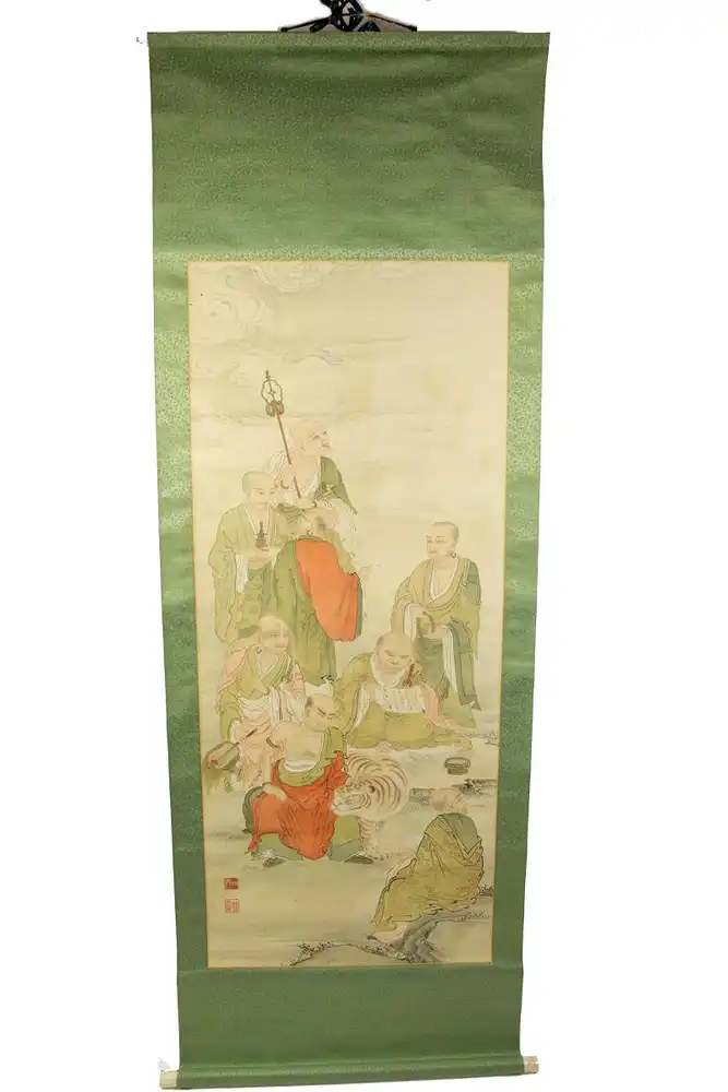 Rollbild, Japan, 20. Jh., Darstellung von 8 Mönchen/Heiligen, grüne Stoffeinfassung, Knickspuren, sonst guter Zustand, L: 178 cm. 1