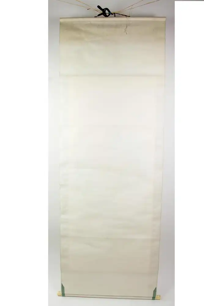 Rollbild, Japan, 20. Jh., Darstellung von 8 Mönchen/Heiligen, grüne Stoffeinfassung, Knickspuren, sonst guter Zustand, L: 178 cm. 2