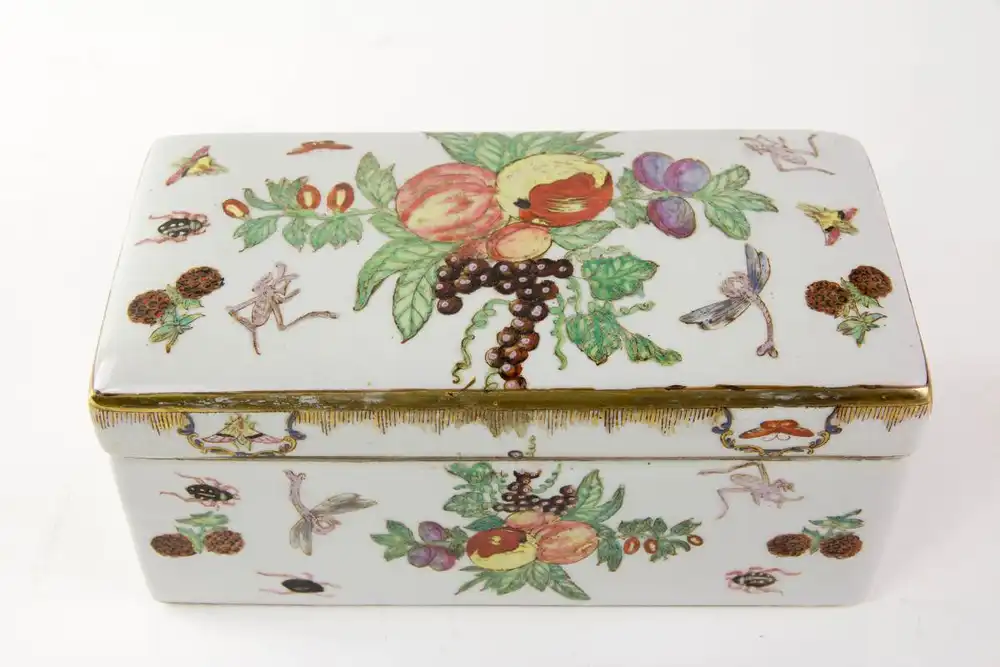 Deckeldose, China, um 1900, Mischtechnik aus Umdruckdekor mit Handmalerei, verziert mit Früchten, Blättern und Insekten, sehr dekorativ, Gebrauchsspuren. H: 10 cm, : 22 cm, T: 11 cm. 0
