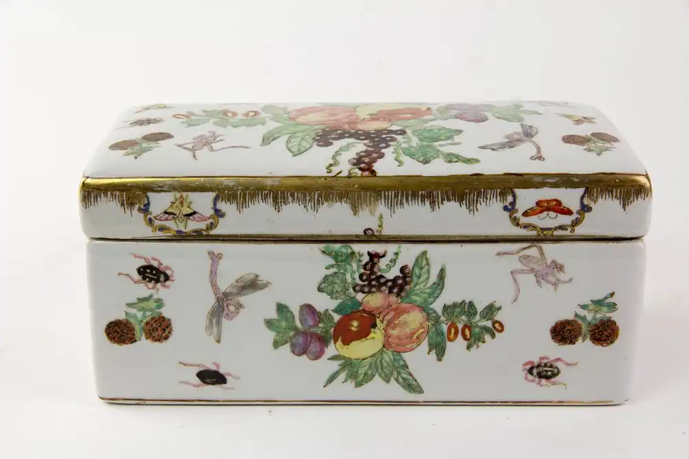 Deckeldose, China, um 1900, Mischtechnik aus Umdruckdekor mit Handmalerei, verziert mit Früchten, Blättern und Insekten, sehr dekorativ, Gebrauchsspuren. H: 10 cm, : 22 cm, T: 11 cm. 1