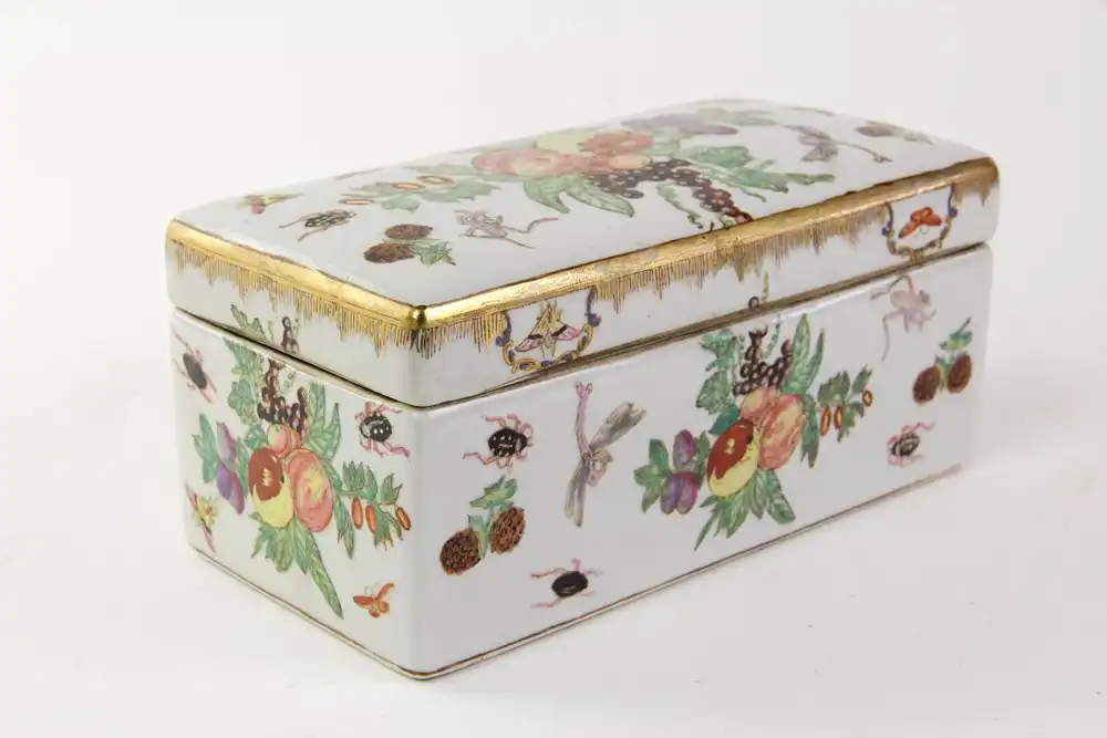 Deckeldose, China, um 1900, Mischtechnik aus Umdruckdekor mit Handmalerei, verziert mit Früchten, Blättern und Insekten, sehr dekorativ, Gebrauchsspuren. H: 10 cm, : 22 cm, T: 11 cm. 2