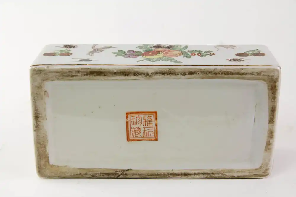 Deckeldose, China, um 1900, Mischtechnik aus Umdruckdekor mit Handmalerei, verziert mit Früchten, Blättern und Insekten, sehr dekorativ, Gebrauchsspuren. H: 10 cm, : 22 cm, T: 11 cm. 3