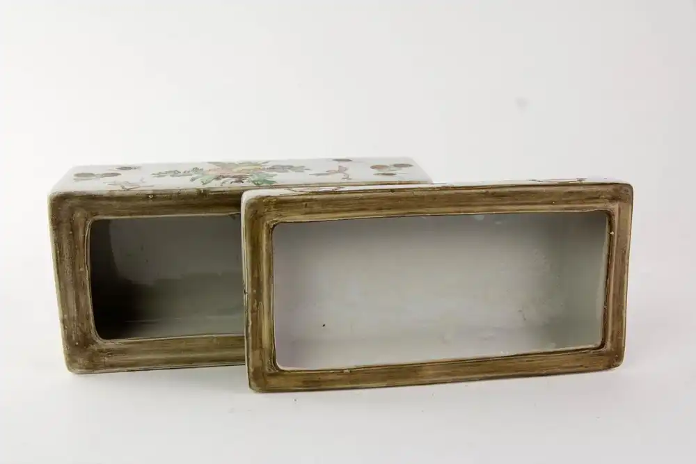 Deckeldose, China, um 1900, Mischtechnik aus Umdruckdekor mit Handmalerei, verziert mit Früchten, Blättern und Insekten, sehr dekorativ, Gebrauchsspuren. H: 10 cm, : 22 cm, T: 11 cm. 4