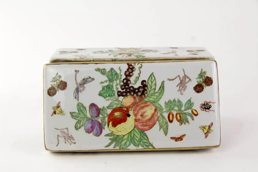 Deckeldose, China, um 1900, Mischtechnik aus Umdruckdekor mit Handmalerei, verziert mit Früchten, Blättern und Insekten, sehr dekorativ, Gebrauchsspuren. H: 10 cm, : 22 cm, T: 11 cm. 5
