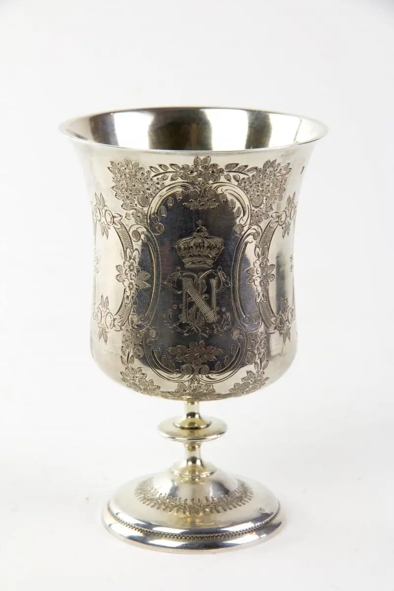 Becher mit Löffel im Etui, Frankreich, Mitte 19. Jh., Silber, undeutlich gemarkt, glockenförmige Kuppa auf runden Stand, Becher umlaufend mit Rokokokartuschen graviert, auf der Schauseite bekröntes N, mit E und gespiegelten E für Napoleon III,... 2
