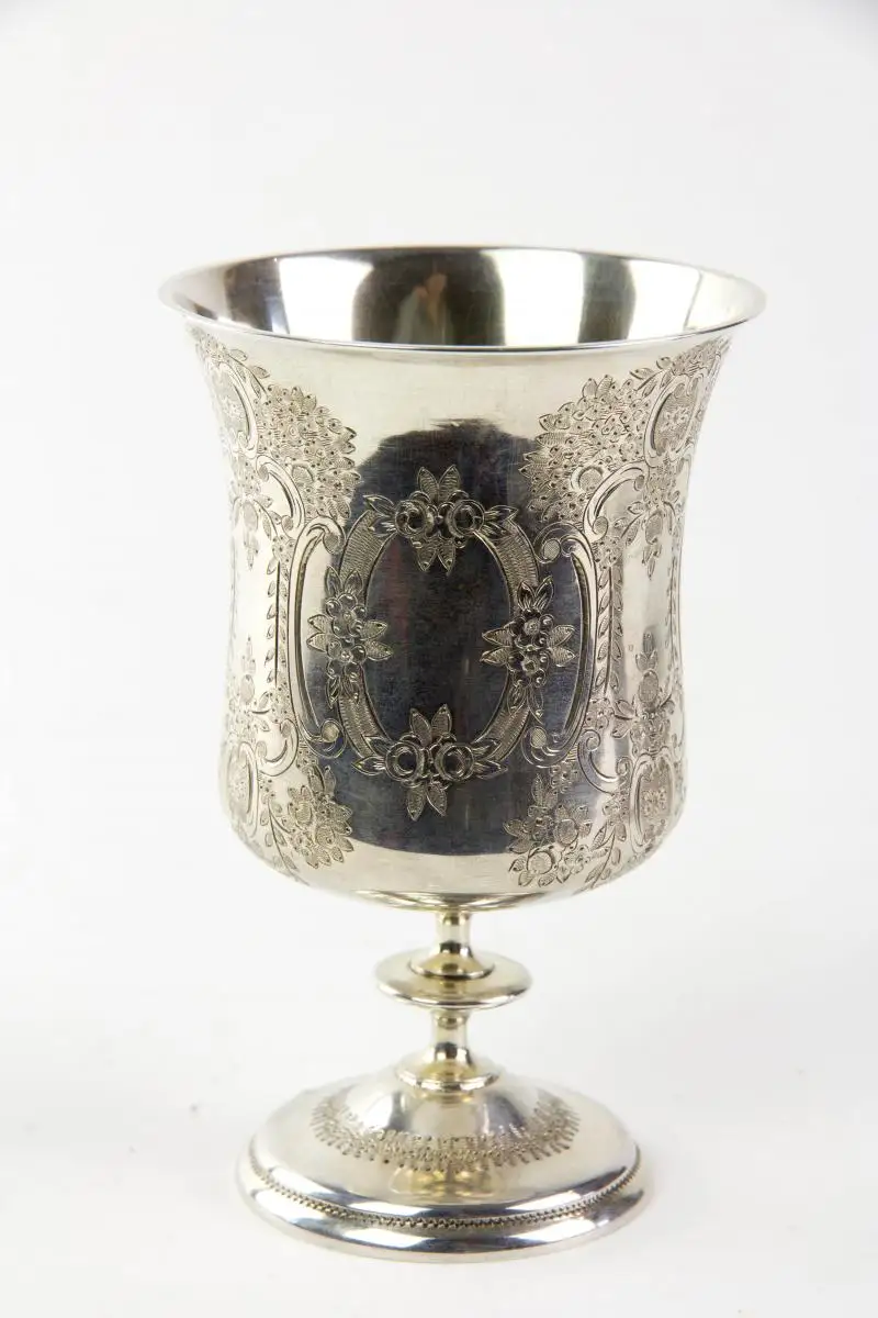 Becher mit Löffel im Etui, Frankreich, Mitte 19. Jh., Silber, undeutlich gemarkt, glockenförmige Kuppa auf runden Stand, Becher umlaufend mit Rokokokartuschen graviert, auf der Schauseite bekröntes N, mit E und gespiegelten E für Napoleon III,... 3