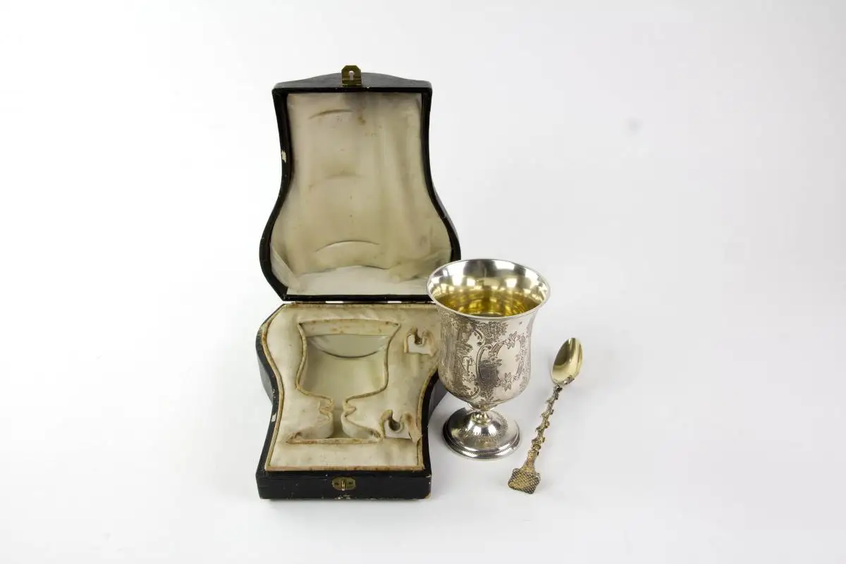 Becher mit Löffel im Etui, Frankreich, Mitte 19. Jh., Silber, undeutlich gemarkt, glockenförmige Kuppa auf runden Stand, Becher umlaufend mit Rokokokartuschen graviert, auf der Schauseite bekröntes N, mit E und gespiegelten E für Napoleon III,... 5