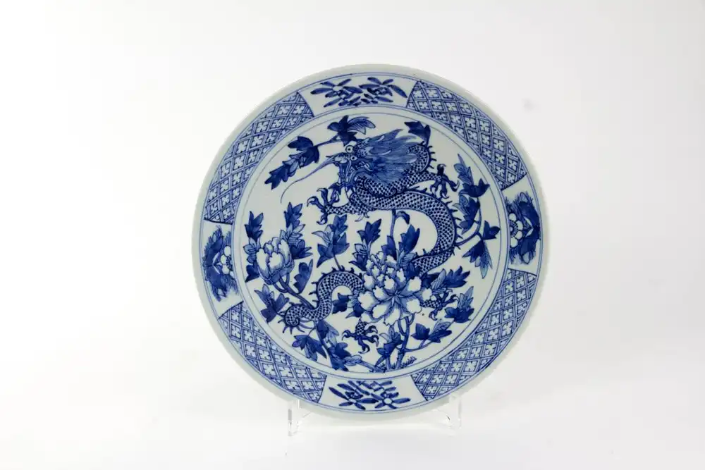 Großer Teller, China, Ende 19. Jh., Porzellan, Blaumalerei, Spiegel mit Drachen und Chrysanthemen verziert, die Fahne mit Ornamenten und Blumen bemalt, kleiner Chip, sonst unbeschädigt, Gebrauchsspuren, D: 30 cm. Plate, end of 19th century, painted... 0