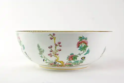 Große Schale, China, 20. Jh., Porzellan, umlaufend mit Blumenarrangements verziert, innen stark berieben, unbeschädigt, D: 33 cm.