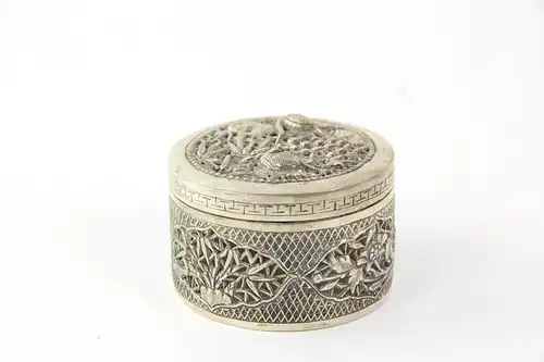 Kleines Döschen, Asien, Silber, gemarkt, durchbrochen gearbeitet, verziert mit Kranichen, Bambus und Blüten, leichte Gebrauchsspuren, H: 4 cm, D: 6 cm, 65 g.  Small tin, Asia, silver, marked, decorated with cranes, flowers and bamboo, good...