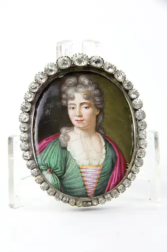 Miniatur, Emaille, von Christian Friedrich Zincke (1684-1767), Dresden, London, Portrait einer höfischen Dame, (Mary Wortley Montagu?) in feiner Malerei, kleine Ausplatzungen und Haarrisse, Rahmen wohl später, umlaufend mit farblosen Steinen...