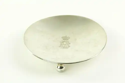 Silberschale, deutsch, um 1900, Marke und 800er Silber, L - Schraeder Munster i.W. gestempelt, auf drei Kugelfüßen, in der Mitte bekrönte, verschlungene Buchstaben und Zahl: HvB 13, für Infanterieregiment Herwarth von Bittenfeld (1. Westfälisches...