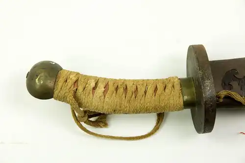 Säbel, China, um 1900, Qing Dynastie, wohl Beutestück aus dem Boxeraufstand, Eisengefäß, Holzgriffstück mit Schnurwicklung, Bronzeabschluss, leicht geschwungene Klinge mit drei Hohlschliffen und gravierten Drachen, bemalte Holzscheide mit...