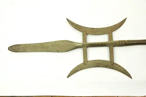 Doppel-Hellebarte, China, Shuan Ji (1831-1870), Eisen geschmiedet, Oberfläche porig und oxidiert, unberührt, selten, vergl. Royal Armouries Objektnr. XXVIL 109, L: 94 cm.   Double crescent halberd (shuan ji) (1831-1870), with the side blades riveted...
