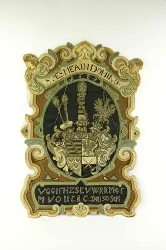 Gesticktes Wappen aus einem Castrum Doloris, auf Stoff, Wappen des letzten Herzogs von Sachsen Lauenburg, Julius Franz (1641-1689), im oberen Teil Schriftzug "SPESMEA IN DOMINO" (in Hoffnung auf den Herren), unter Wappen in Kartusche Buchstabenfolge:...