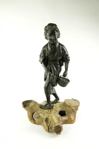 Figur, Japan, Meiji-Zeit, um 1900, Bäuerin mit Hacke und Korb auf Wurzelholzsockel, sehr feiner Guss und Ausformung, Montierung auf Sockel erneuert, Gebrauchsspuren. H: 47 cm.